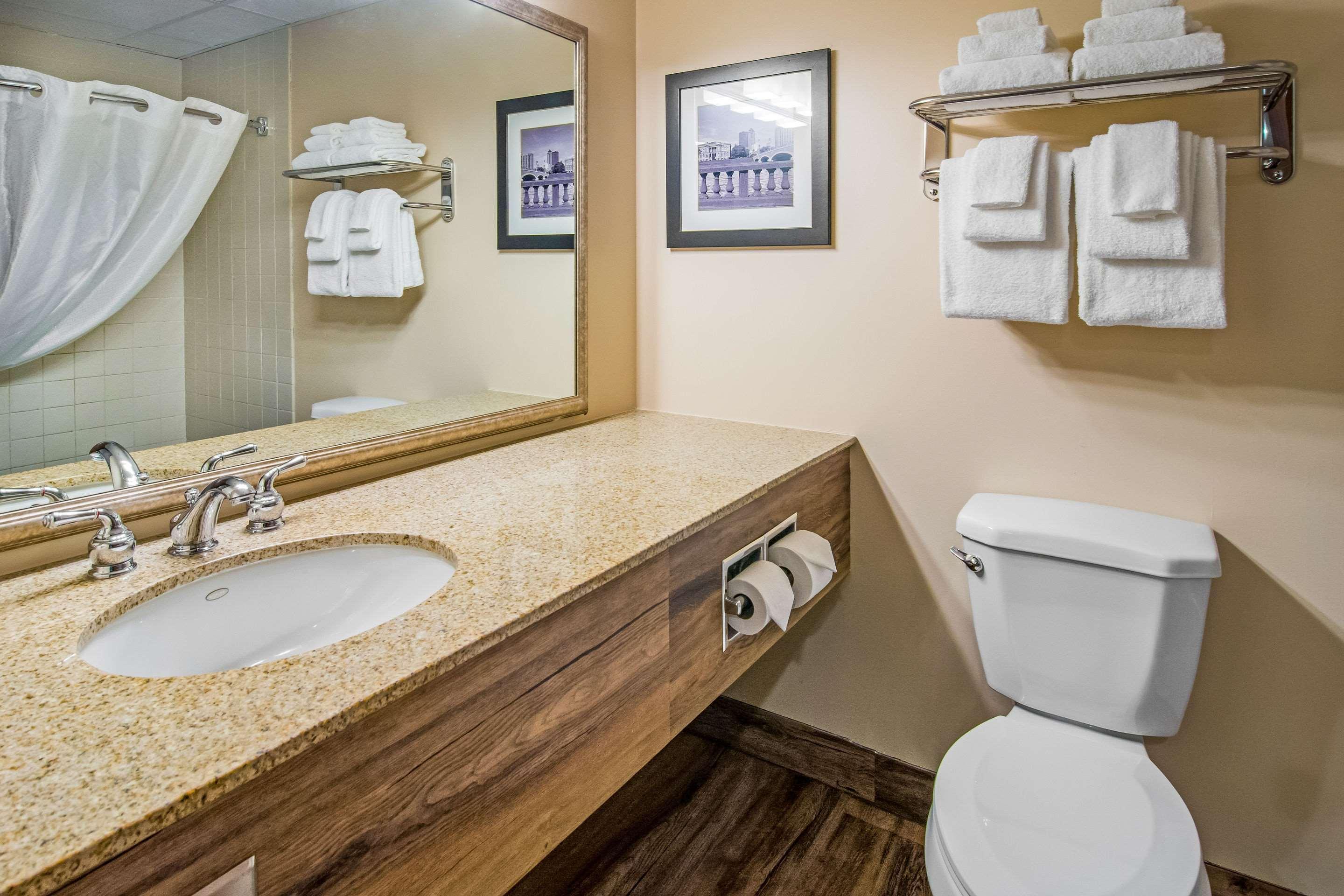 Quality Inn & Suites Virginia Ngoại thất bức ảnh